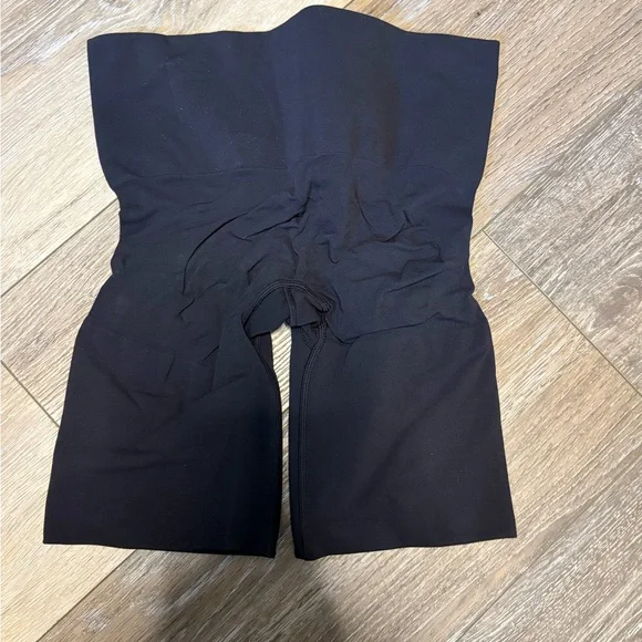 Skims Kim Kardashian Women’s Everyday Sculpt Mid Thigh Short M New without Tags - Picture 2 of 3